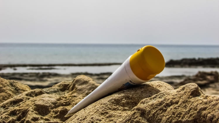 crema protectora en la playa