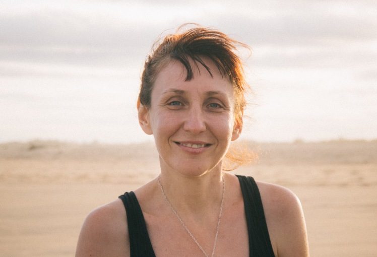 mujer sonriendo