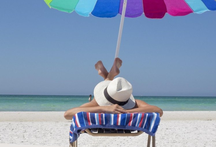 mujer tomando el sol despues de depilacion laser